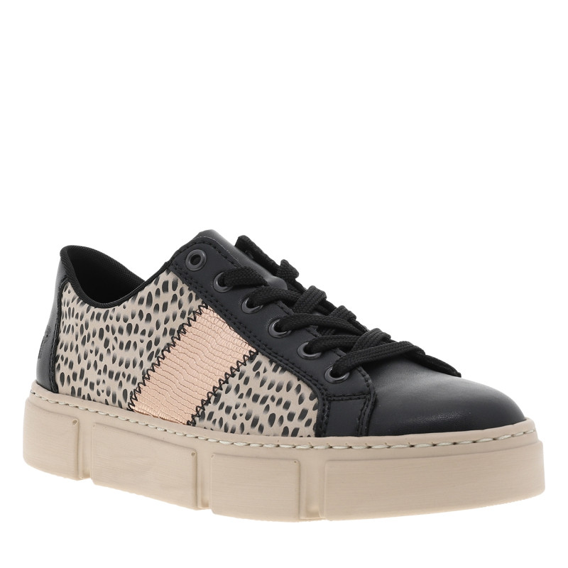 Tennis noires avec un talon plateau et pourvues de lacets noirs